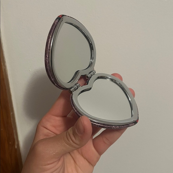 5/$25🎀 Heart-Shaped Compact Mirror with Red Rose Design - Picture 2 of 4